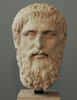 Estátua de homem com bigode  Descrição gerada automaticamente